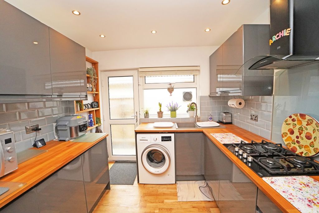 Additional image 4 of 2 bed detached bungalow for saleWelford Close, Swindon SN3