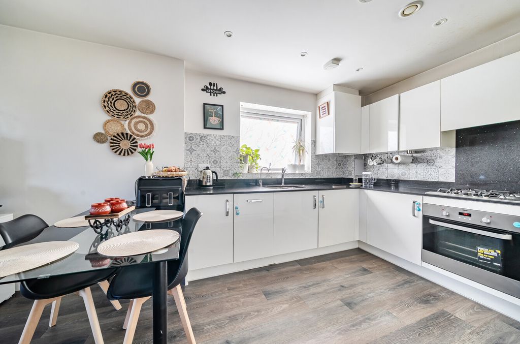 Additional image 6 of 2 bed flat for saleBroad Lane, Bracknell RG12