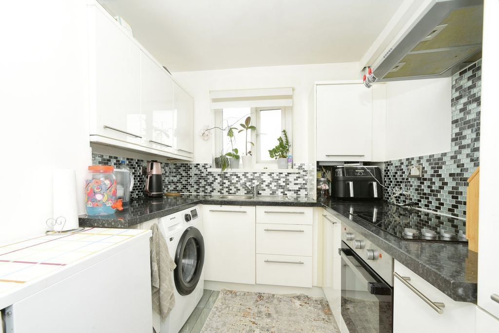 Additional image 3 of 2 bed flat for saleStaverton Way, Swindon, Wiltshire SN2