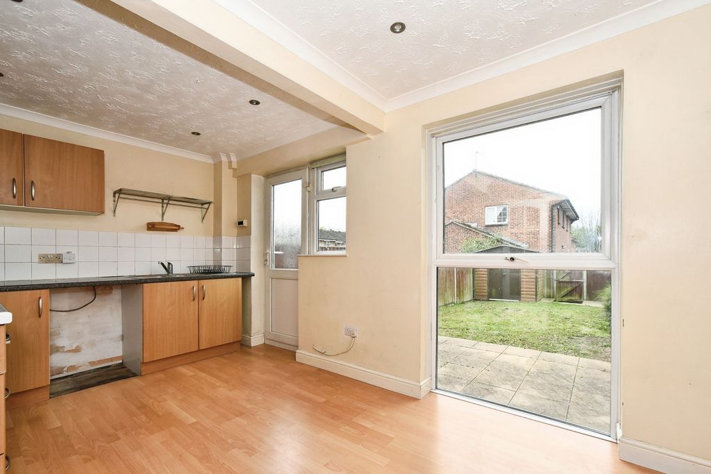 3 bed terraced house for saleLambert Close - Freshbrook, Swindon SN5 photo 4
