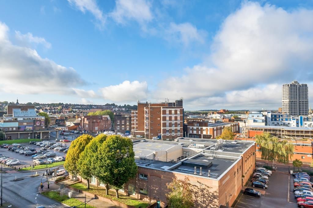 2 bed flat for saleSwindon, Wiltshire SN1 photo 3