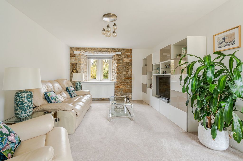 4 bed barn conversion for salePark Street, Charlton SN16 photo 5