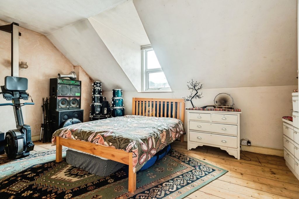 Additional image 16 of 4 bed semi-detached house for saleKingshill Road, Swindon, Wiltshire SN1