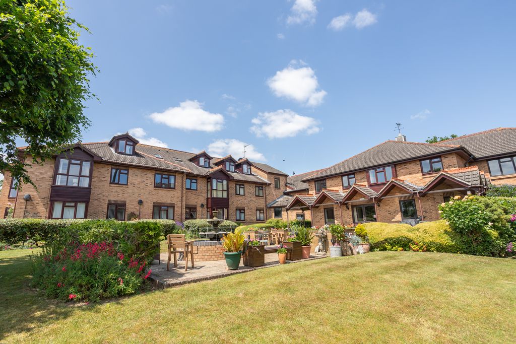 2 bed flat for saleSt Christophers Gardens, Ascot Berkshire SL5