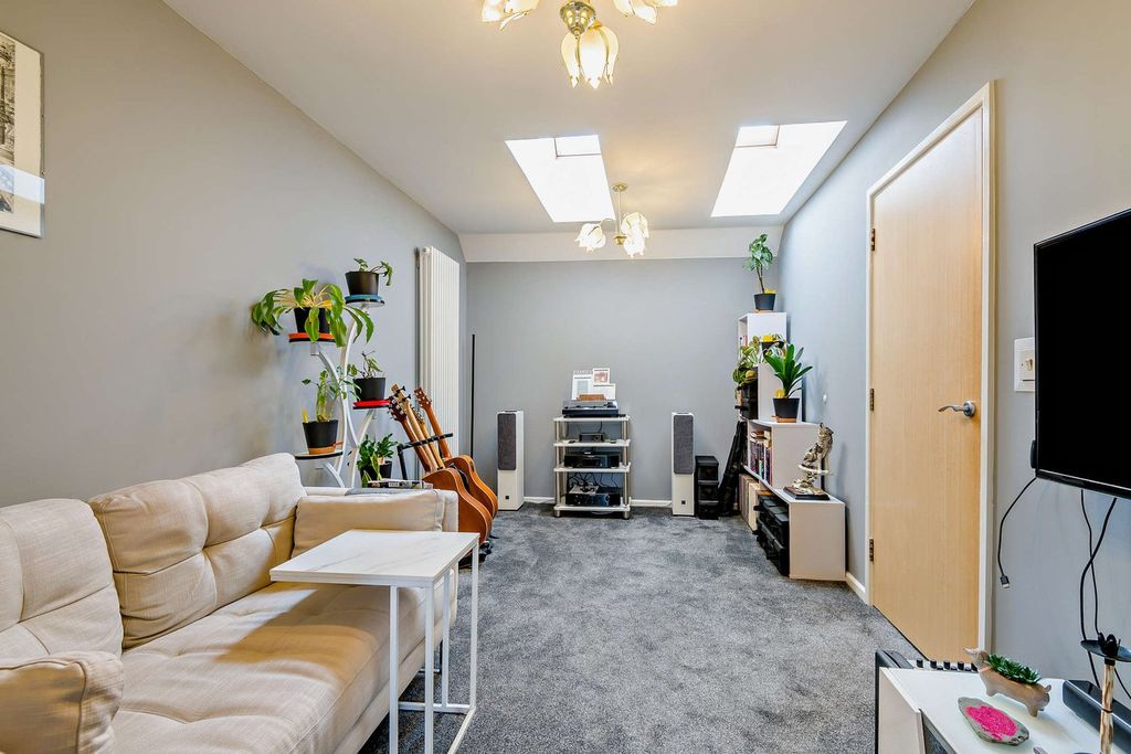 Additional image 5 of 2 bed flat for saleErmin Mews, Swindon SN3
