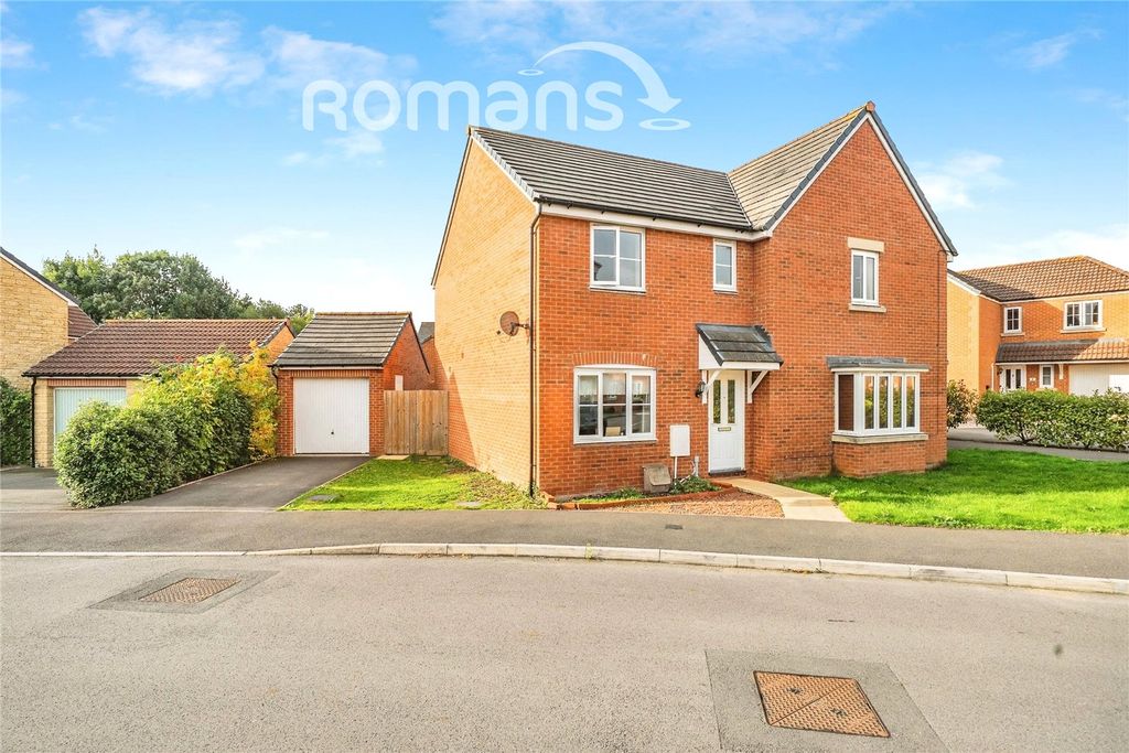 3 bed semi-detached house for saleBashkir Close, Swindon, Wiltshire SN5