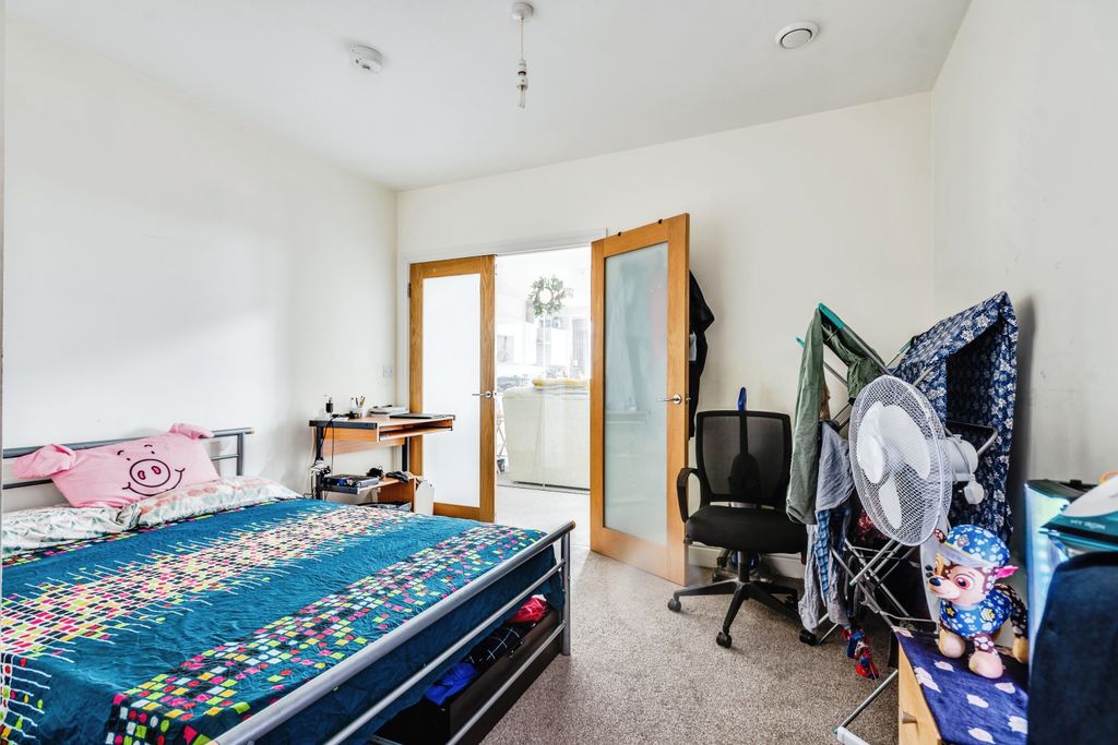 Additional image 9 of 2 bed flat for saleFarnsby Street, Swindon, Wiltshire SN1