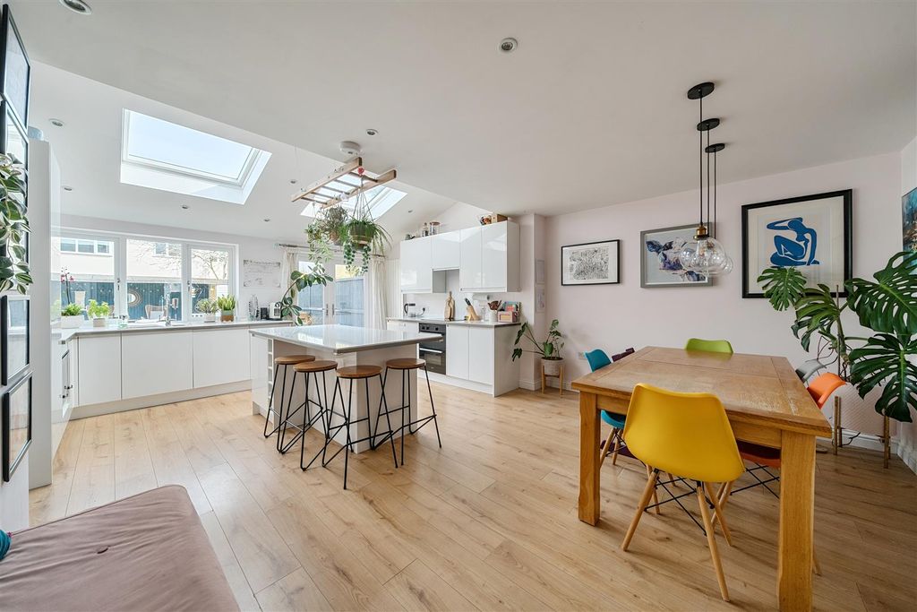 4 bed semi-detached house for saleCowley Way, Sutton Benger, Chippenham SN15
