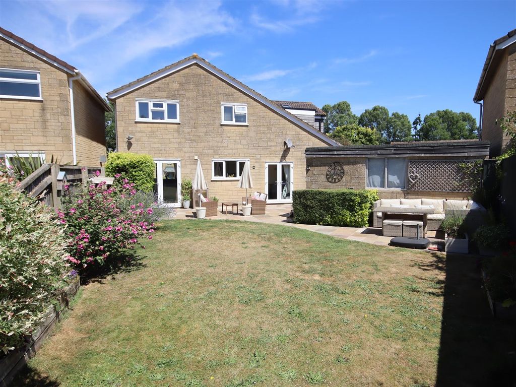 4 bed detached house for saleLansdowne Crescent, Derry Hill SN11 photo 2