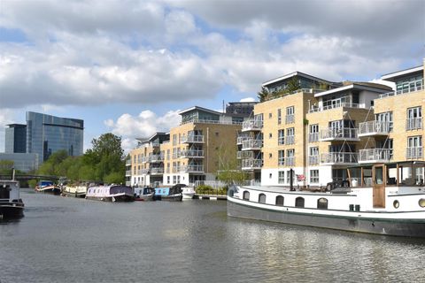 Adams Quarter, The Island TW8