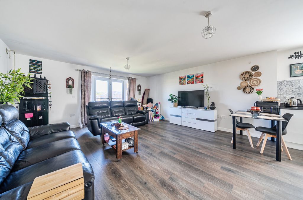 Additional image 4 of 2 bed flat for saleBroad Lane, Bracknell RG12