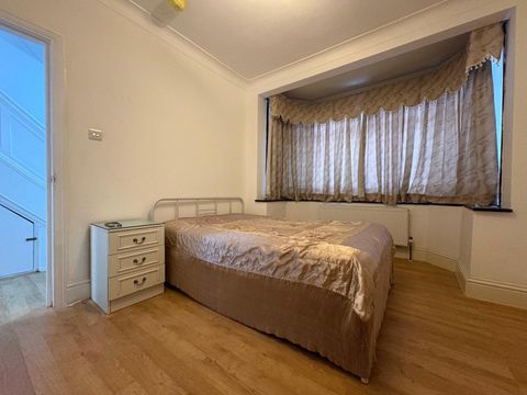 Hinton Avenue, Hounslow TW4, Room to rent