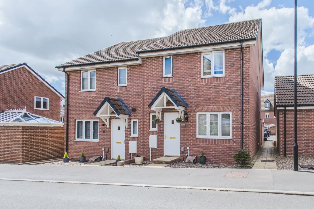 3 bed semi-detached house for saleKurmanski Close, Swindon SN25