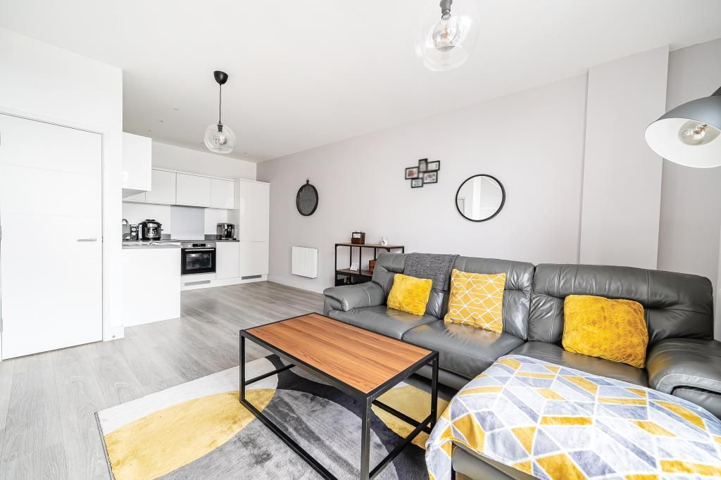1 bed flat for saleThe Ring, Bracknell RG12 photo 2