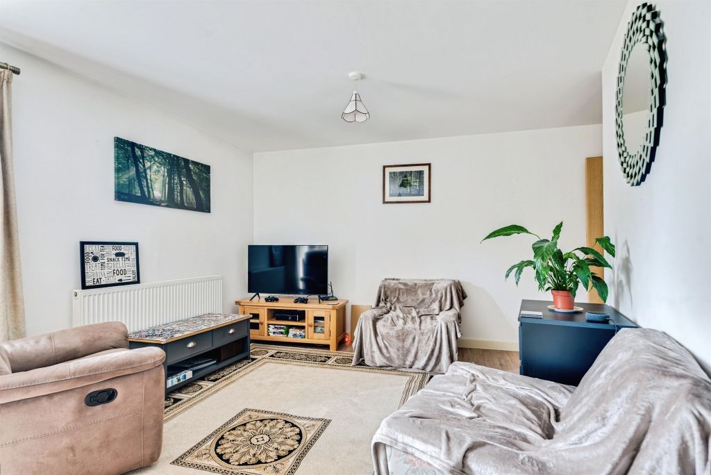 2 bed flat for saleSeacole Crescent, Swindon SN1 photo 4