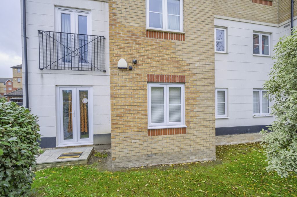 2 bed flat for saleFlat 3 Franklin House, 3 Twickenham Close SN3