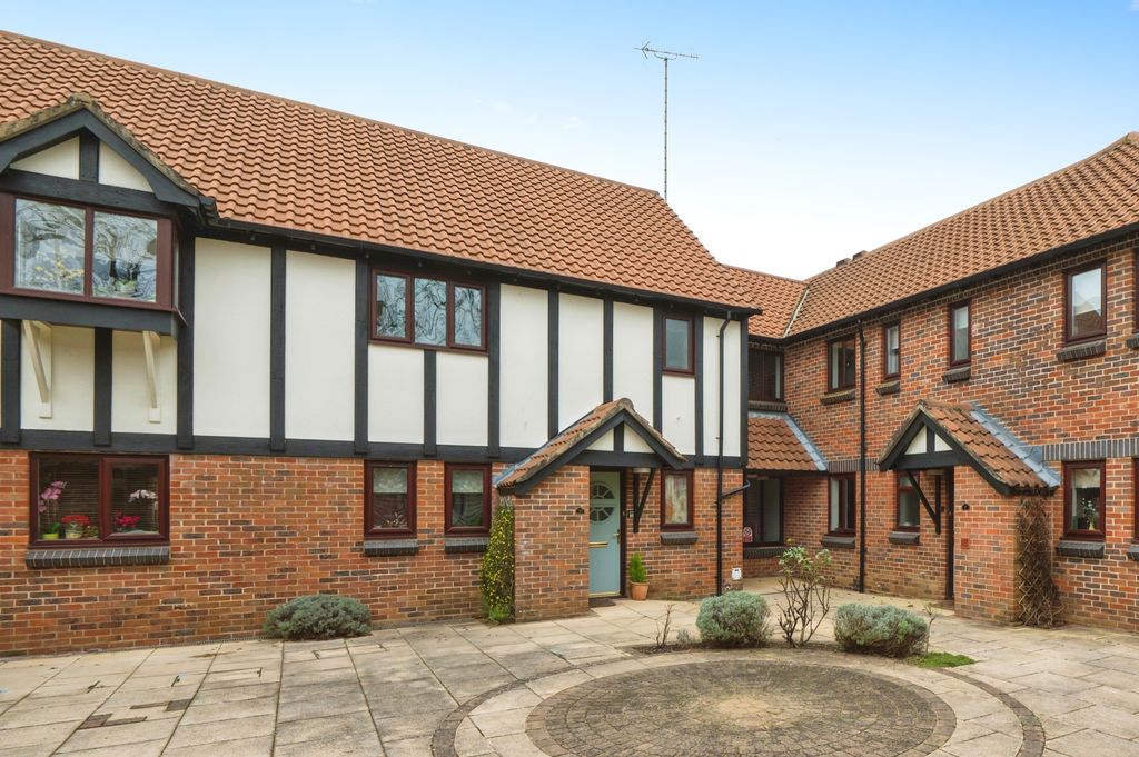 1 bed flat for saleKingsmead, Lower Common Road, West Wellow, Romsey SO51