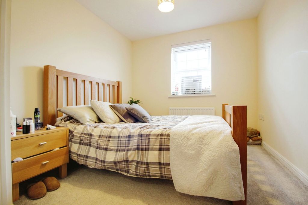 2 bed flat for saleDeneb Drive, Oakhurst SN25 photo 5