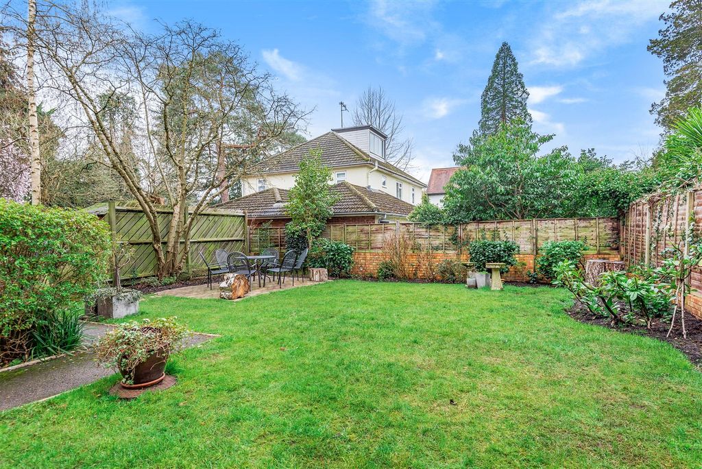 Additional image 2 of 2 bed flat for saleDukes Ride, Crowthorne, Berkshire RG45
