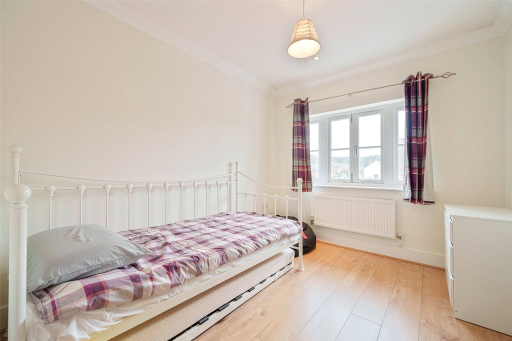 Additional image 6 of 2 bed flat for saleCambridge Road, Crowthorne, Berkshire RG45