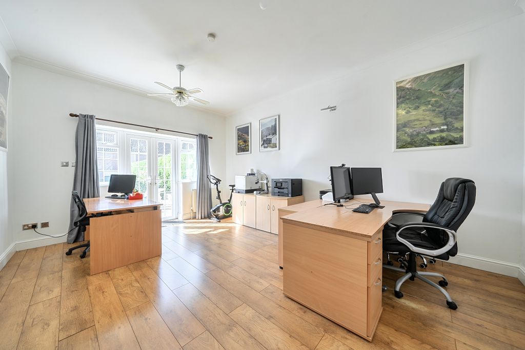 4 bed detached house for saleHook SN4 photo 5