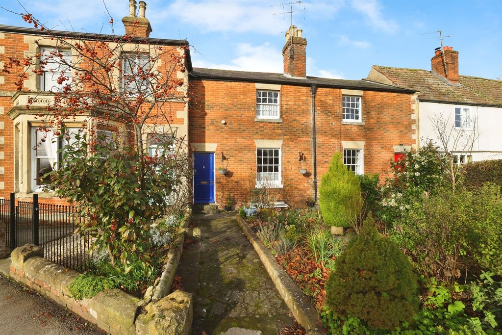 2 bed cottage for saleThe Island, Devizes SN10 photo 2