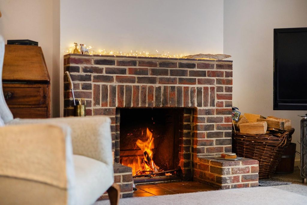 Additional image 4 of 4 bed property for saleAssisi Road, Salisbury SP1