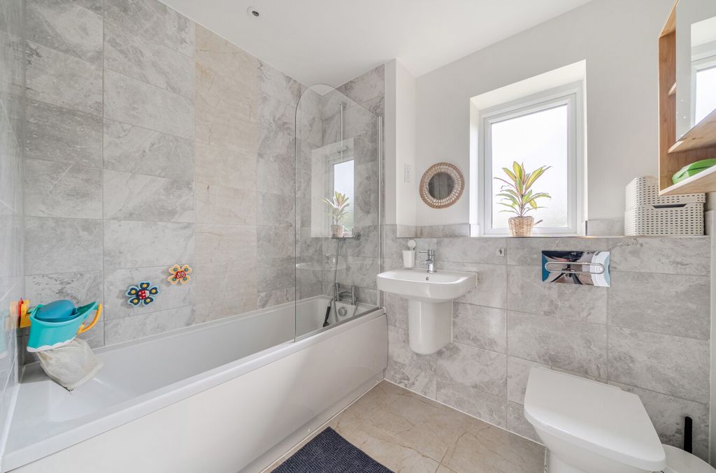 Additional image 11 of 2 bed flat for saleBroad Lane, Bracknell, Berkshire RG12