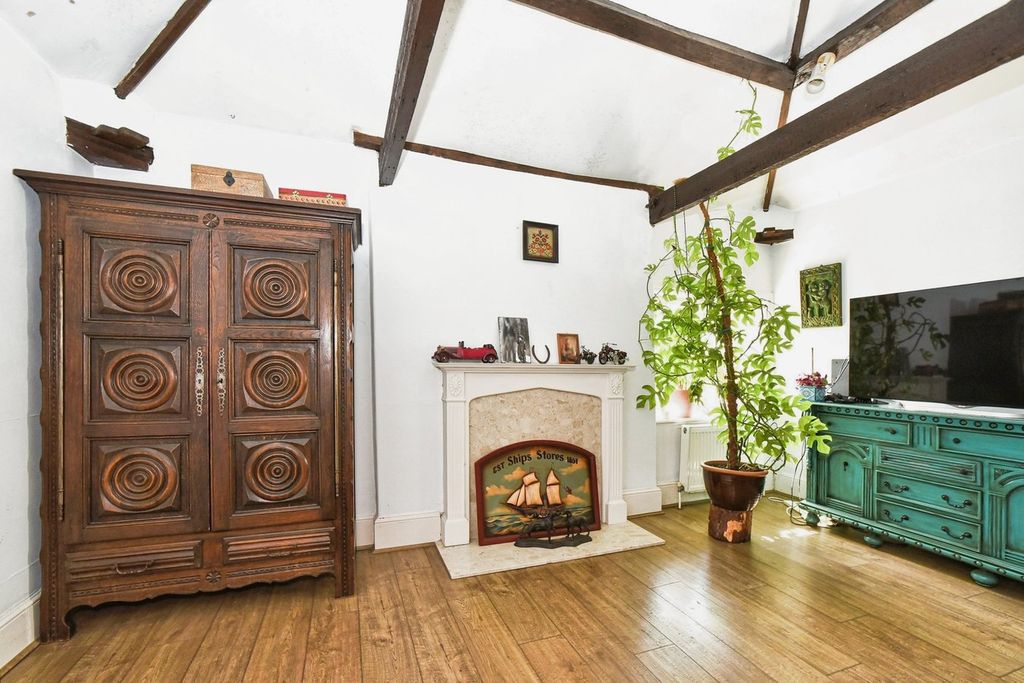 1 bed flat for saleWeyhill, Andover SP11 photo 2