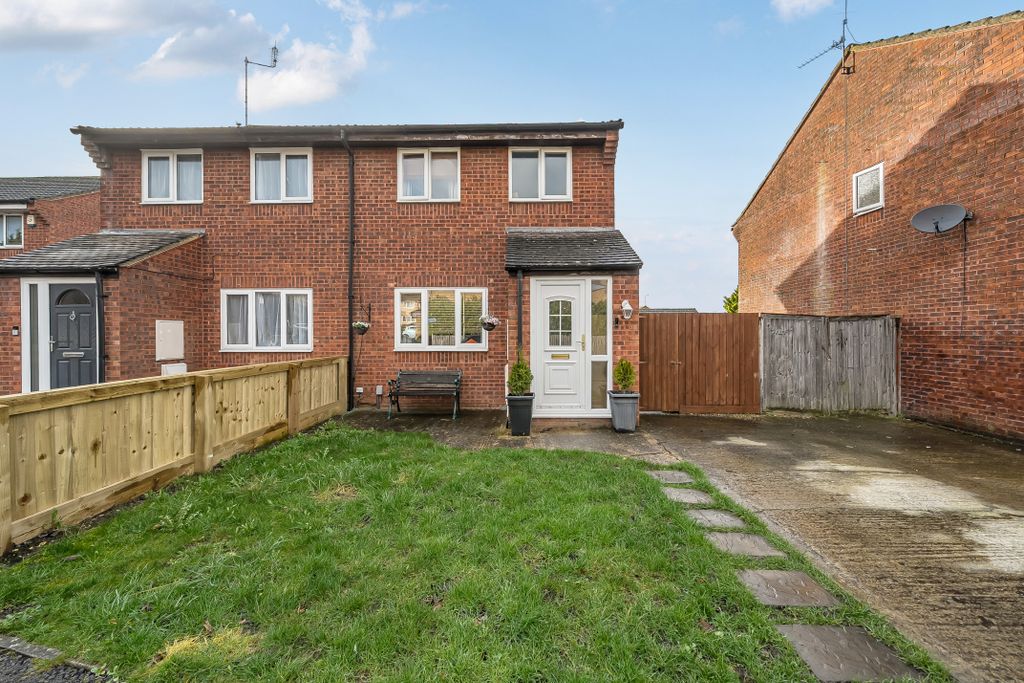 3 bed semi-detached house for saleRamleaze Drive, Ramleaze, Swindon SN5