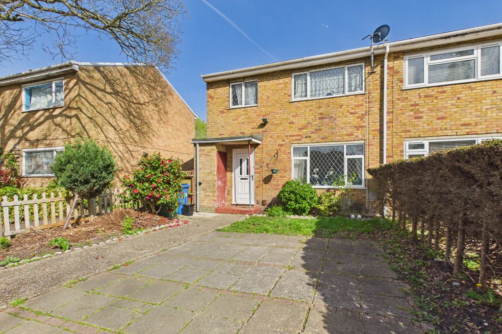 3 bed end terrace house for saleCambridge Road, Owlsmoor, Sandhurst, Berkshire GU47