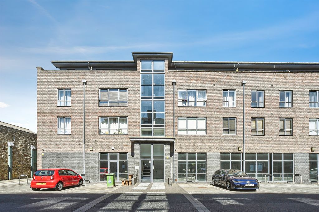 2 bed flat for saleFire Fly Avenue, Swindon SN2