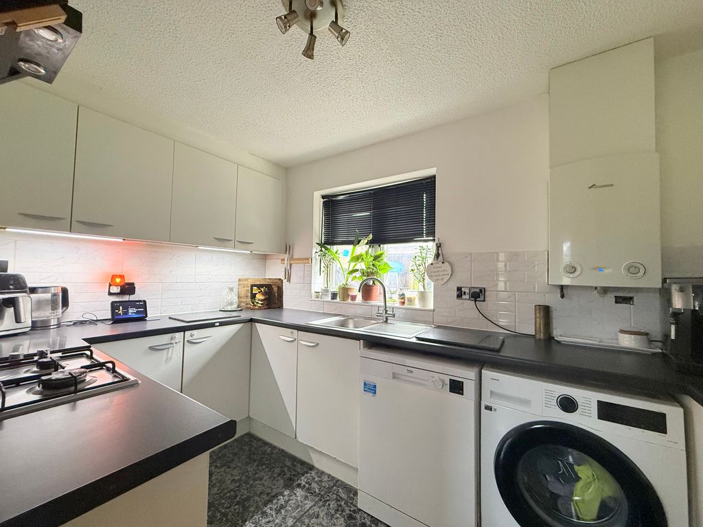 3 bed semi-detached house for saleProud Close, Purton SN5 photo 3