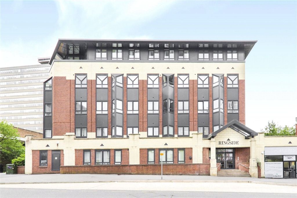 2 bed flat for saleHigh Street, Bracknell, Berkshire RG12
