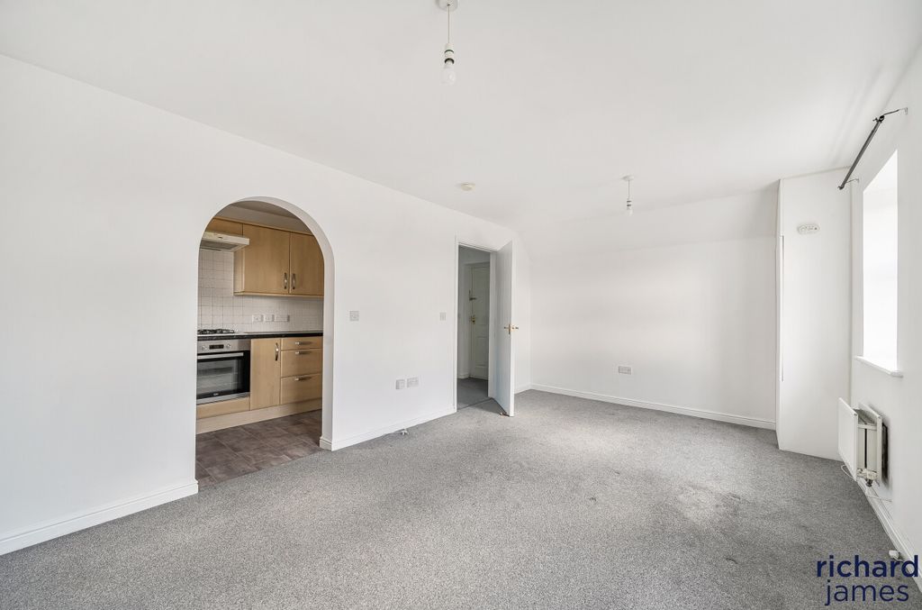 2 bed flat for saleRodbourne, Swindon SN2 photo 4