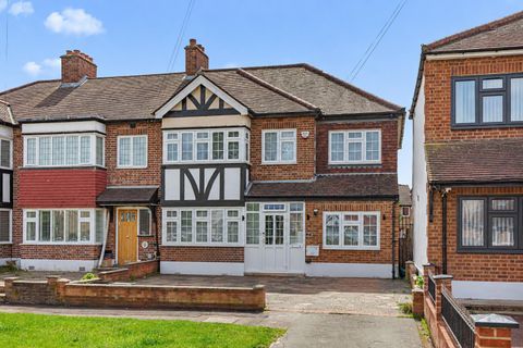 Brackley Square, Woodford Green IG8