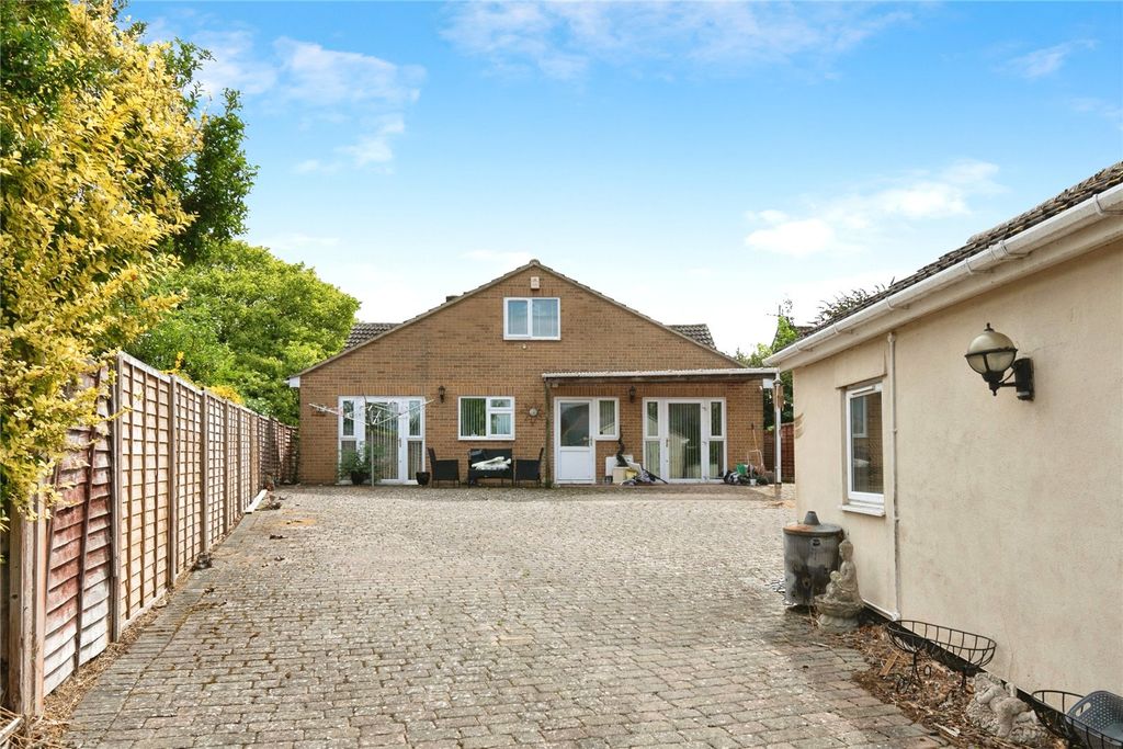 4 bed detached house for saleCaernarvon Walk, Swindon, Wiltshire SN3