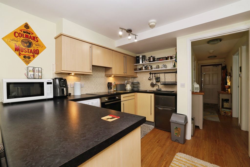 2 bed flat for saleSpire View, Salisbury SP2 photo 4
