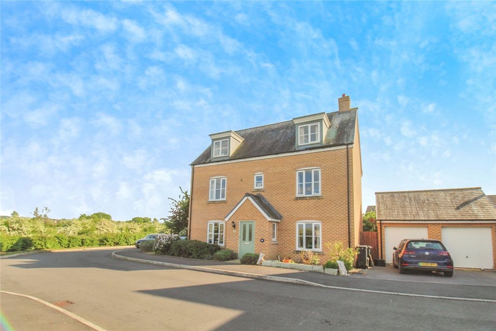 5 bed detached house for saleKingfisher Close, Trowbridge BA14