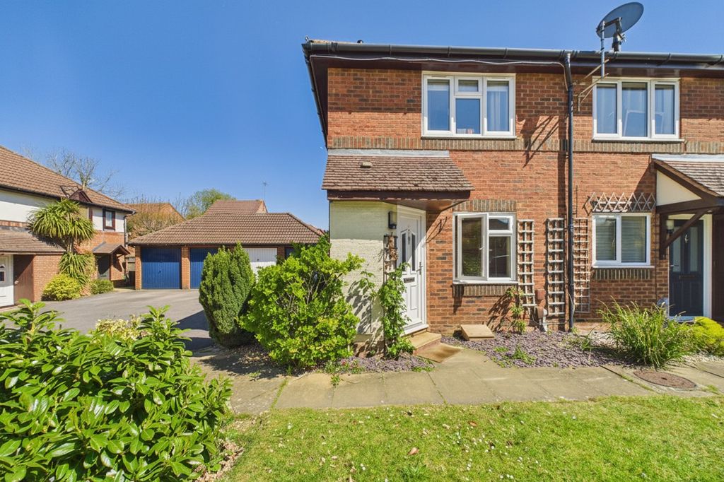 2 bed end terrace house for saleHowell Close, Warfield, Berkshire RG42