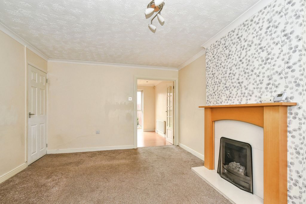 3 bed terraced house for saleLambert Close - Freshbrook, Swindon SN5 photo 2