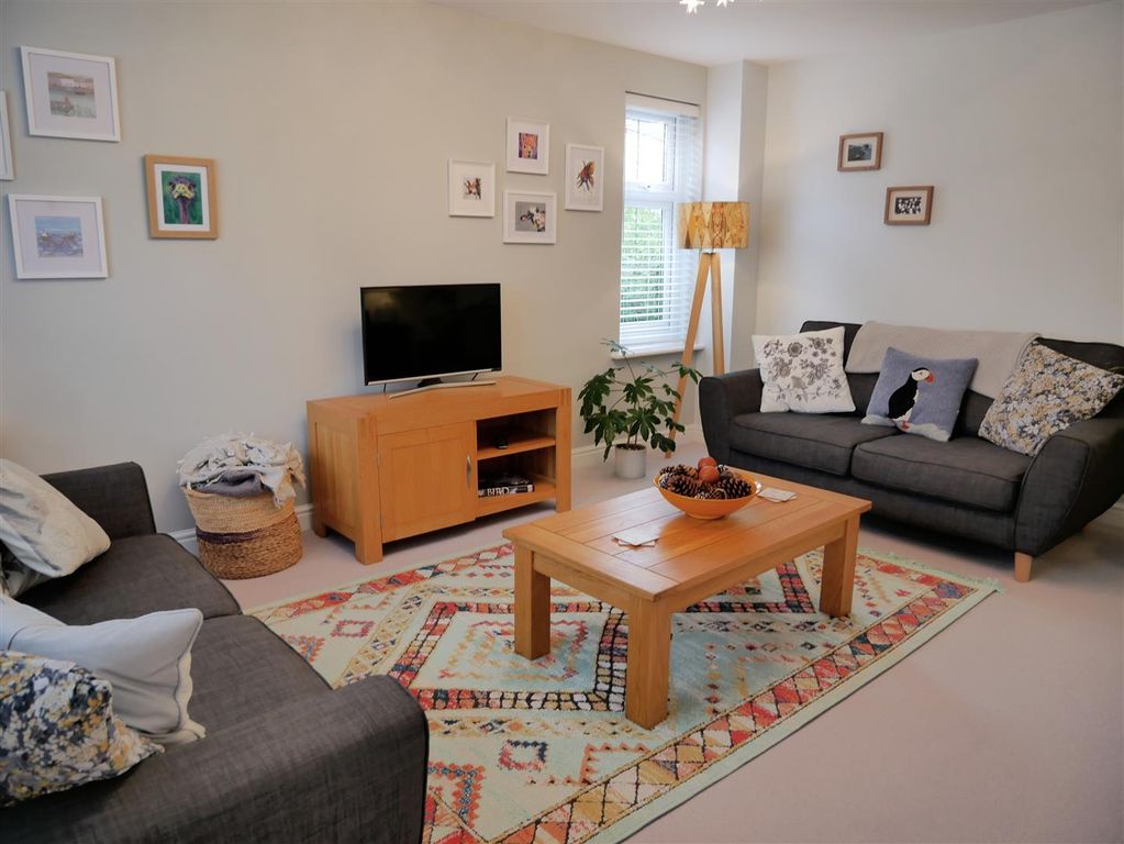 3 bed detached house for saleYork Road, Steeple Chase, Calne SN11 photo 3