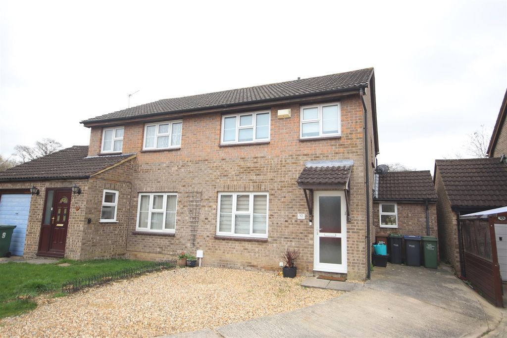 3 bed semi-detached house for saleHolland Close, Chippenham SN15