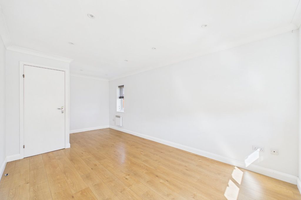 1 bed flat for saleSimmonds Close, Bracknell, Berkshire RG42 photo 3