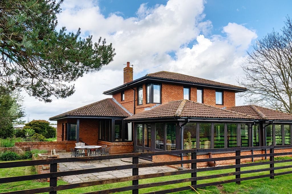 3 bed detached house for saleSeend Road, Worton, Devizes SN10 photo 2