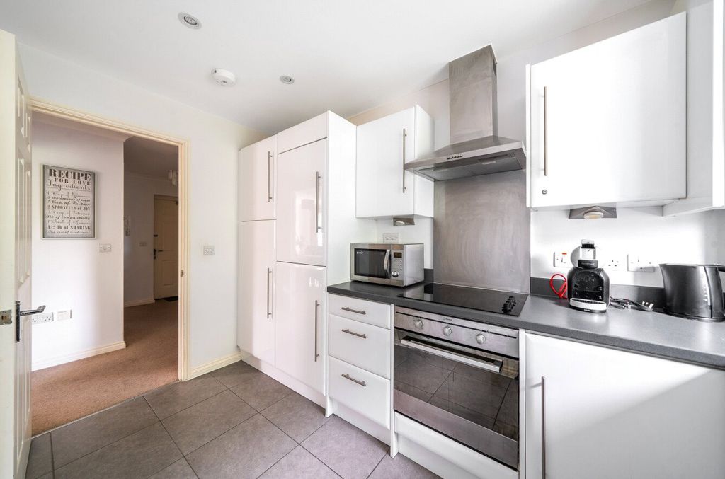 1 bed flat for saleDavy Place, Bracknell, Berkshire RG12 photo 4