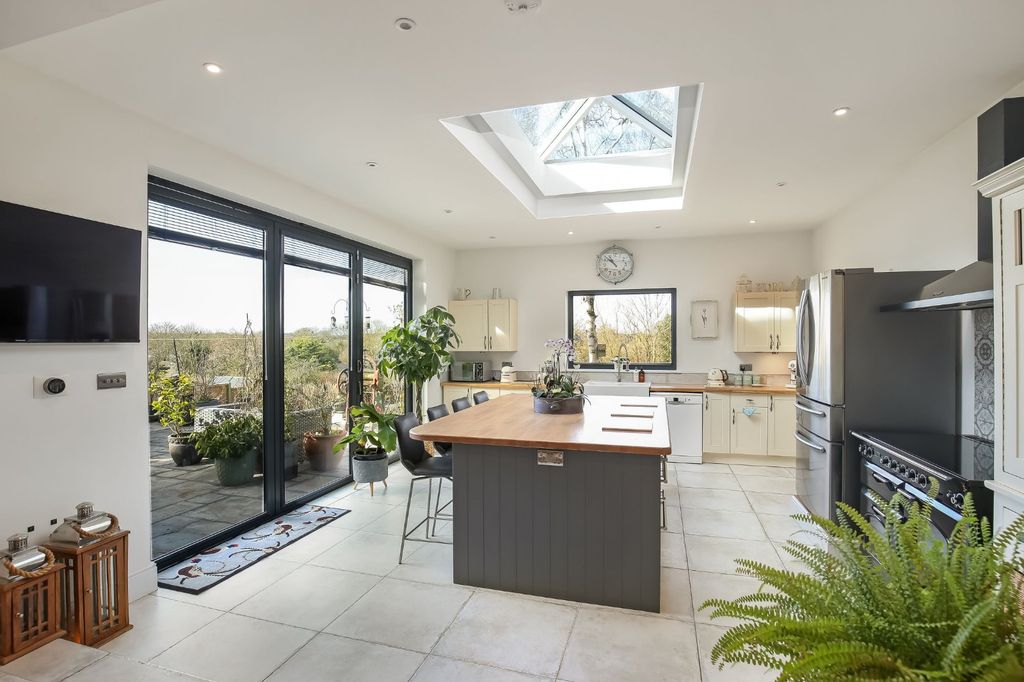 3 bed country house for saleWinterbourne Earls, Salisbury, Wiltshire SP4 photo 4