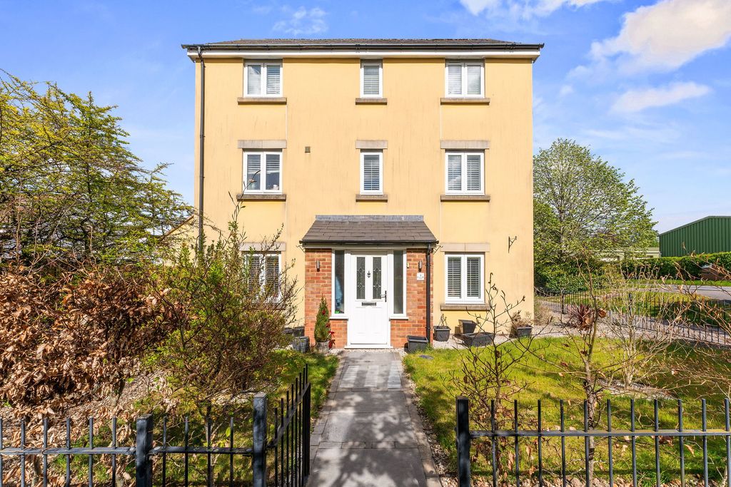 4 bed town house for saleOsmund Walk, Old Sarum, Salisbury SP4