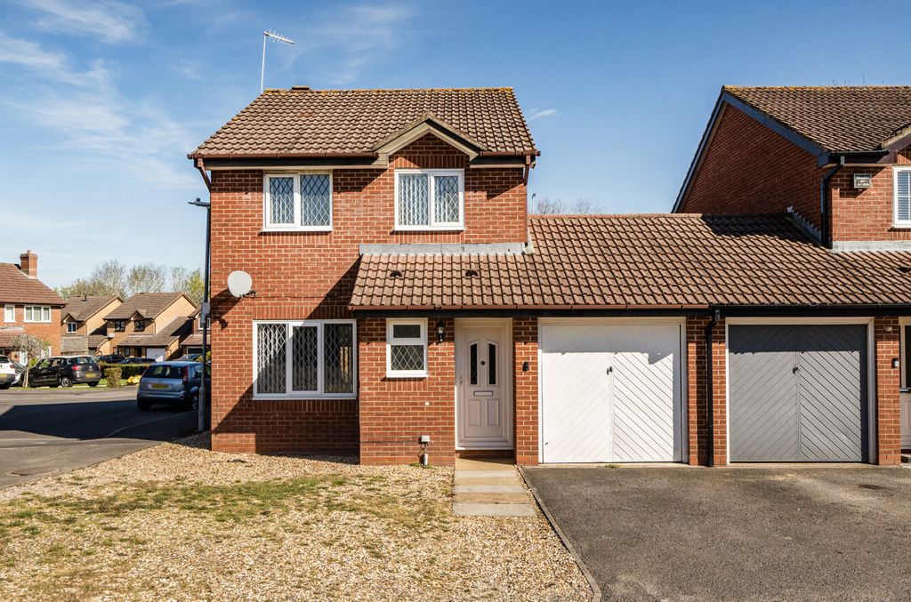 3 bed link detached house for saleWinchcombe Close, The Prinnels, Swindon SN5