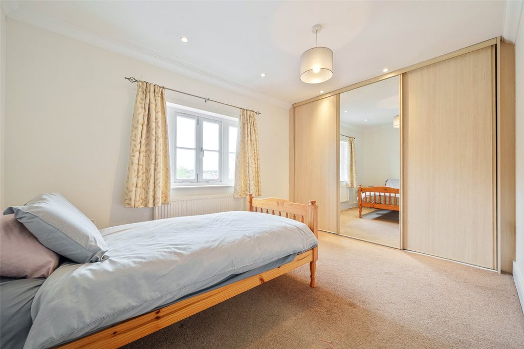 Additional image 5 of 2 bed flat for saleCambridge Road, Crowthorne, Berkshire RG45